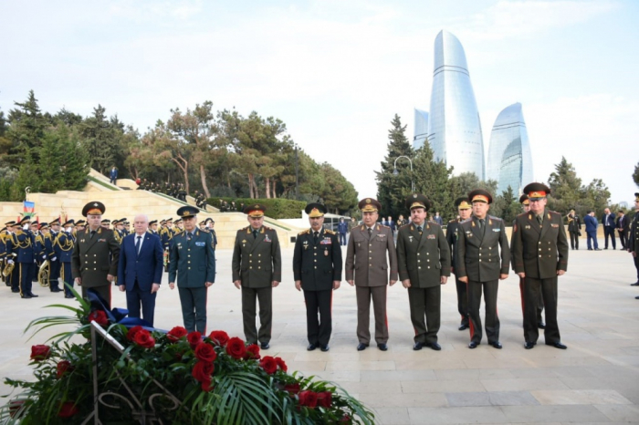  Teilnehmer der Sitzung des GUS-Verteidigungsministerrates zollen den aserbaidschanischen Märtyrern Respekt 