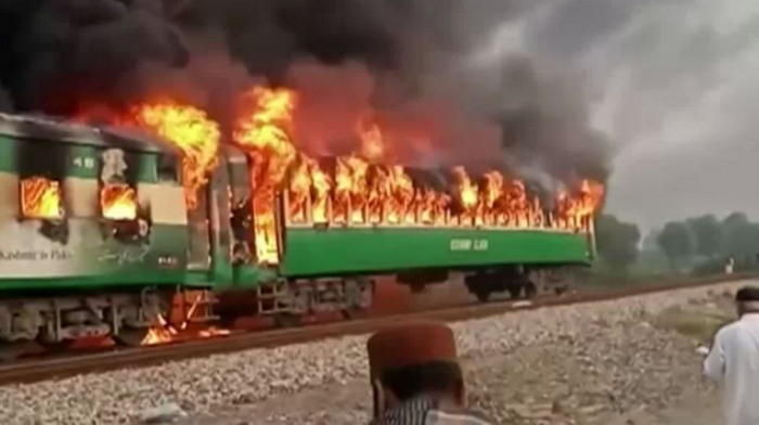 Pakistan: au moins 65 morts dans l’incendie d’un train de passagers