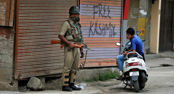 La India divide formalmente el estado de Jammu y Cachemira en dos territorios