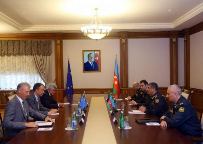  Ministro de Defensa de Azerbaiyán se reúne con el representante especial de la UE 