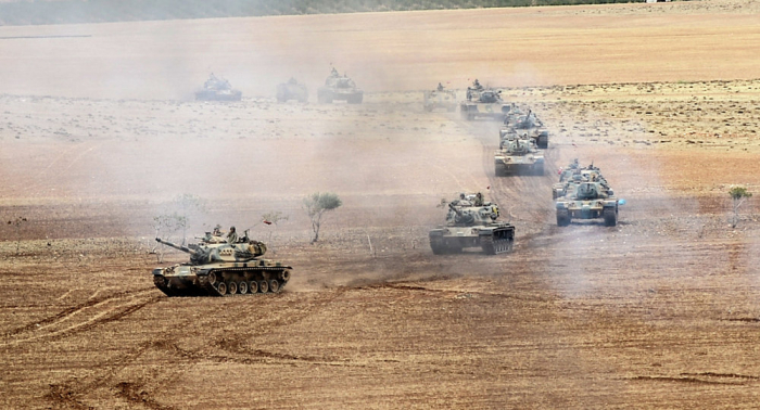 تركيا تنقل دبابات مزودة بمنظومة حماية نشطة إلى الحدود السورية... فيديو