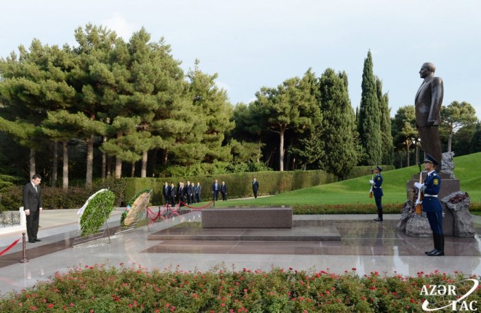   Georgian PM pays respect to national leader Heydar Aliyev and Azerbaijani martyrs  