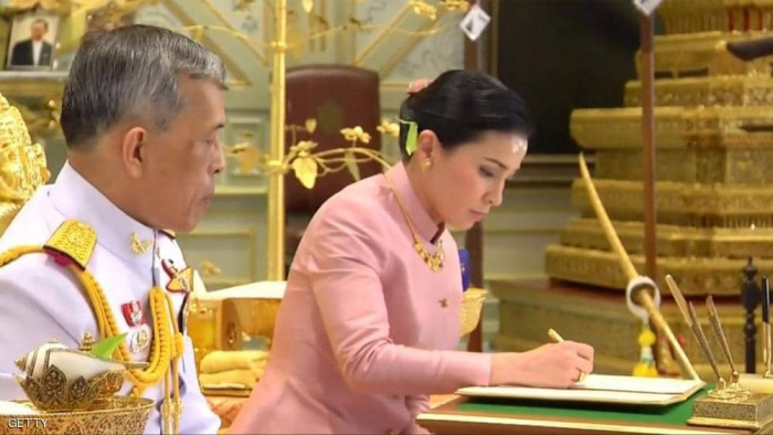 ملك تايلاند يجرد "زوجته" من كل ألقابها