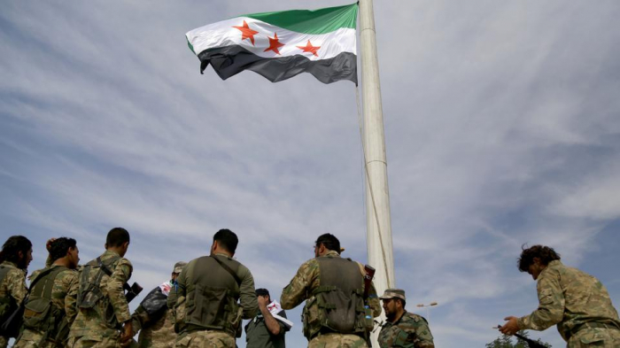 بعد إنزال راية الإرهابيين.. علم الوطني السوري يرفرف في سماء تل أبيض
