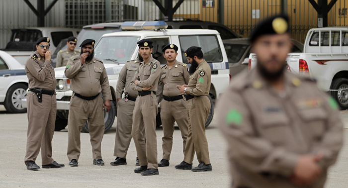شاب يرتدي زيا عسكريا ويطلق النار في مكة المكرمة... والشرطة تتحرك