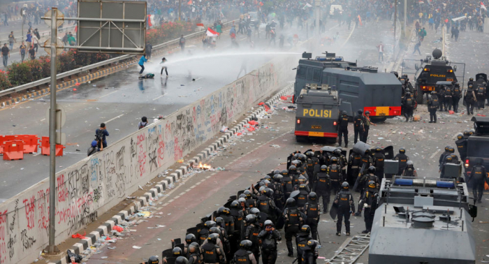 إعلام: الشرطة الإندونيسية تعتقل نحو 1500 شخص خلال احتجاجات حاشدة