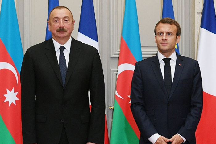   Emmanuel Macron bat den Präsidenten von Aserbaidschan um Unterstützung  