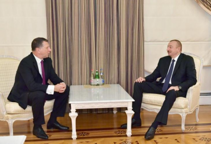   Presidente Ilham Aliyev recibe al ex presidente de Letonia  