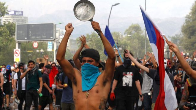 مظاهرات تشيلي: الرئيس بينيرا يعتذر عن "قصور الرؤية" ويطلب "الصفح" من الشعب