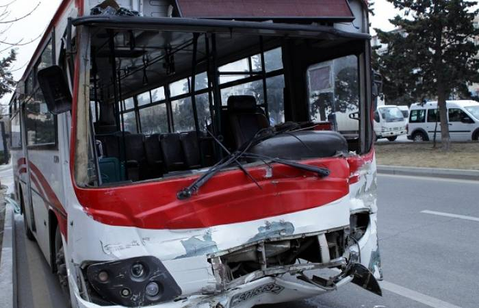 Bakıdakı avtobus qəzasında 7 nəfər yaralanıb -