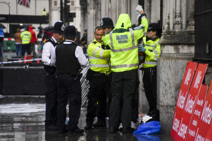 Un homme se recouvre de liquide inflammable près du Parlement britannique