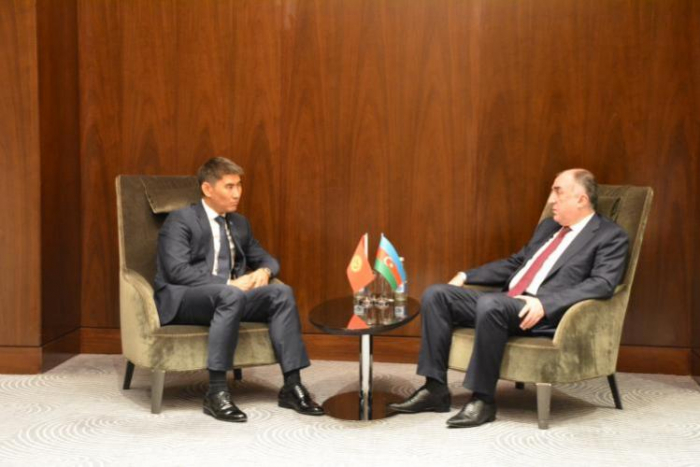  Ministro de Exteriores azerbaiyano se reúne con su homólogo kurguís 