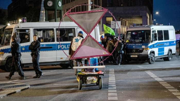 Klimaschutzaktivisten von der Polizei weggetragen