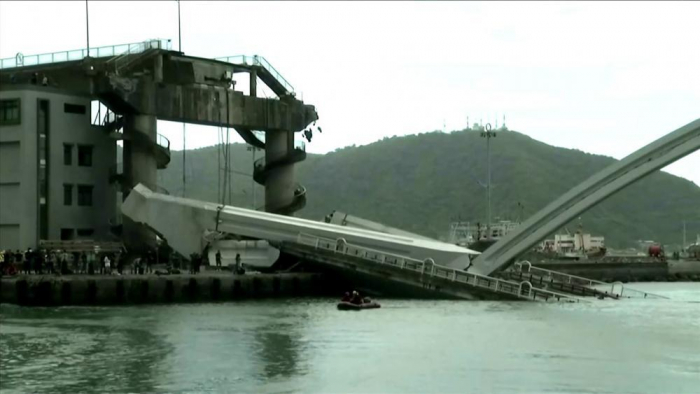 Brücke stürzt auf Fischerboote                