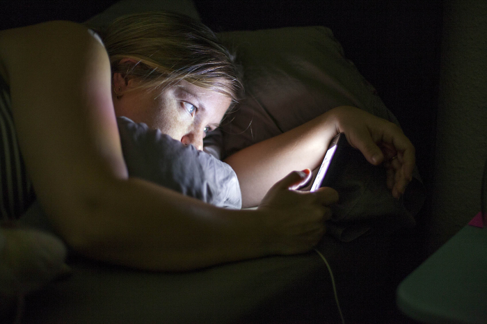 Checking your phone at night tells your brain to wake up: expert