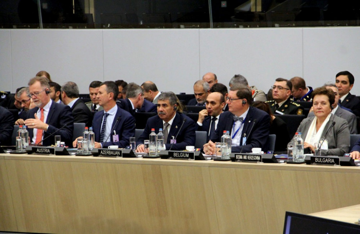   Le ministre azerbaïdjanais de la défense assiste à la réunion de l