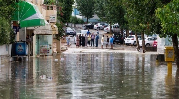 قوارب وسط تونس لعبور شوارع غمرتها مياه الأمطار