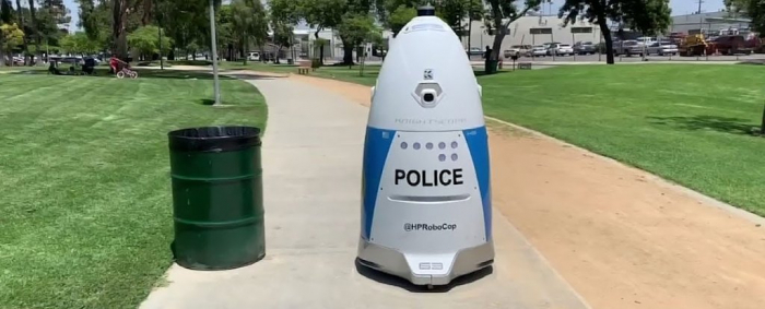 Police robot on patrol completely ignores woman trying to summon police