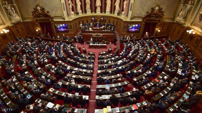 مجلس الشيوخ الفرنسي يناقش حظر الحجاب في "النزهات المدرسية"