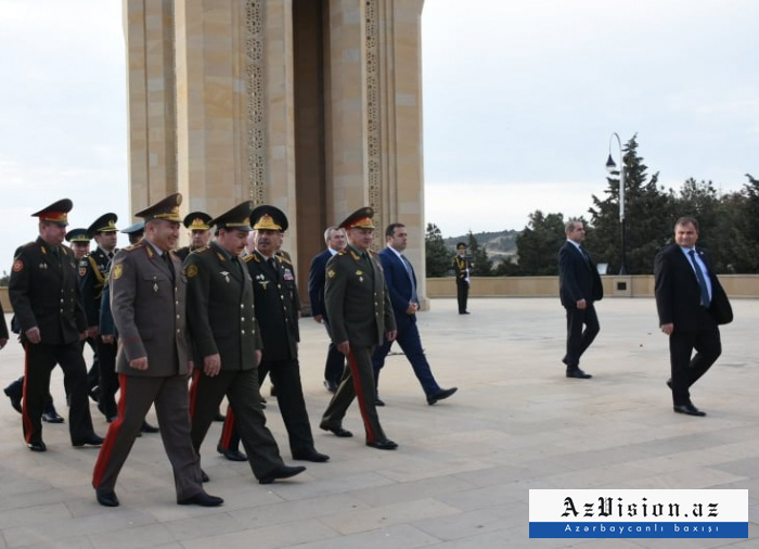   Ministros de Defensa que llegan a Bakú, en el Callejón de los Mártires –   FOTOS    