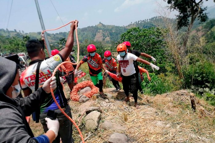 Un camion tombe dans un ravin aux Philippines:   19 morts  