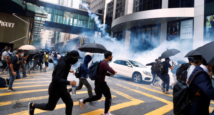 شرطة هونغ كونغ تطلق الغاز المسيل للدموع قرب حرم إحدى الجامعات