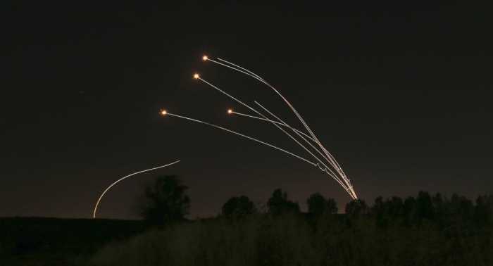 Israelische Luftverteidigung wehrt mehrere Wellen von Raketenangriffen aus Gazastreifen ab – Videos