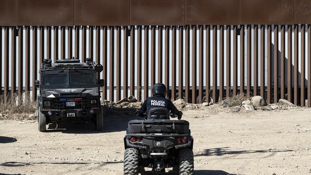 Des trafiquants mexicains scient le mur à la frontière américaine, Trump minimise