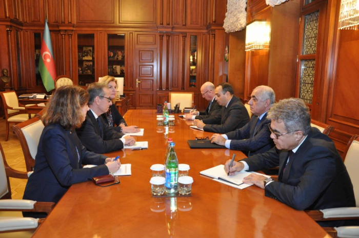 Le Premier ministre Ali Assadov rencontre une délégation de la BERD