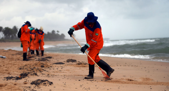 El Gobierno brasileño no sabe cuánto durará el vertido de petróleo en la costa