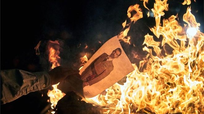 Catalonia crisis: Separatists burn pictures of Spanish king