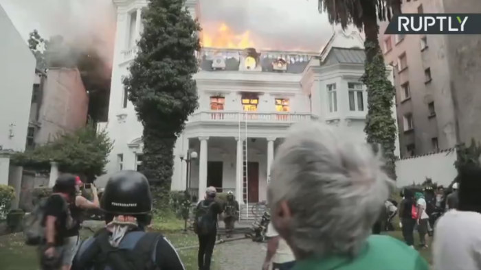 Se incendia una universidad en Santiago de Chile en medio de las protestas