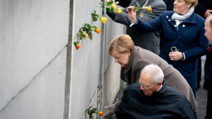Merkel llama a luchar por los valores europeos al recordar la caída del muro de Berlín