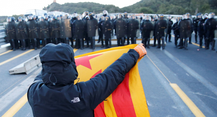   La Policía francesa desaloja a los independentistas catalanes que bloqueaban la frontera  