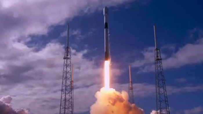 SpaceX launches 60 more internet satellites