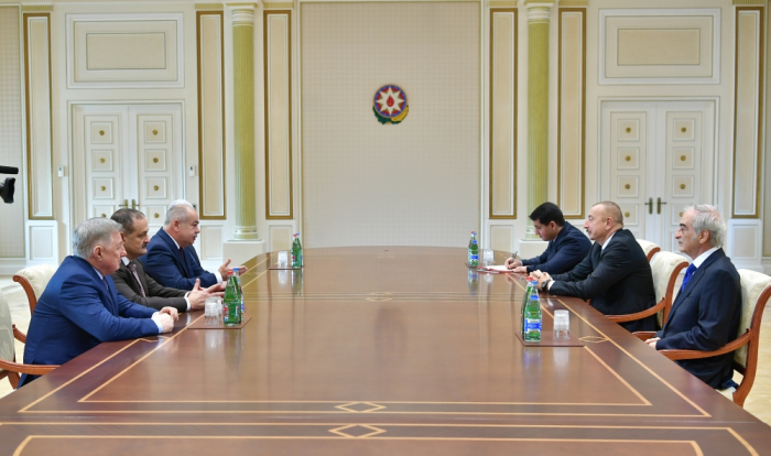  Präsident Ilham Aliyev empfängt russische Beamte 