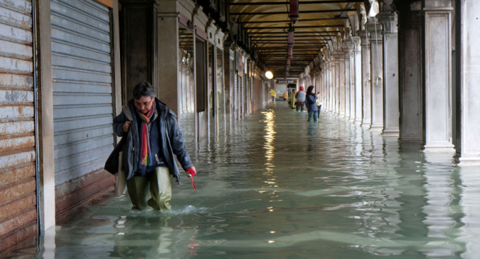 El primer ministro italiano promete ayuda a Venecia por inundaciones