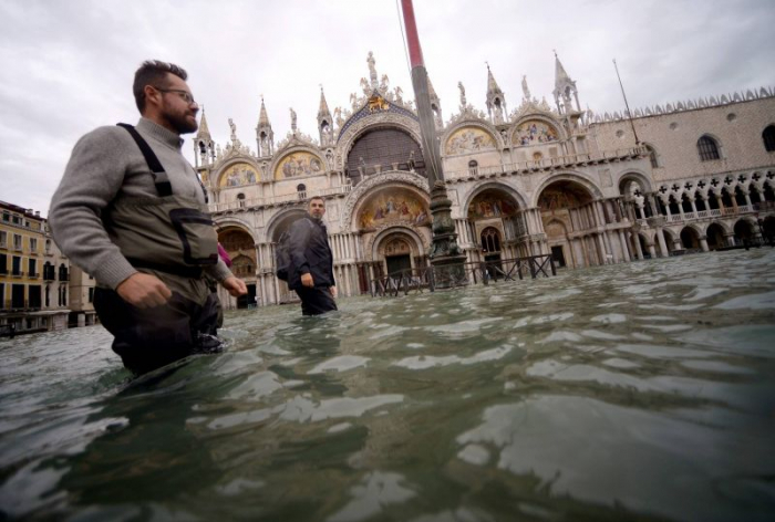 Nouveau pic de marée haute à Venise, la place Saint-Marc fermée