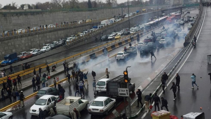     Iran:   un mort dans les manifestations contre la hausse du prix de l