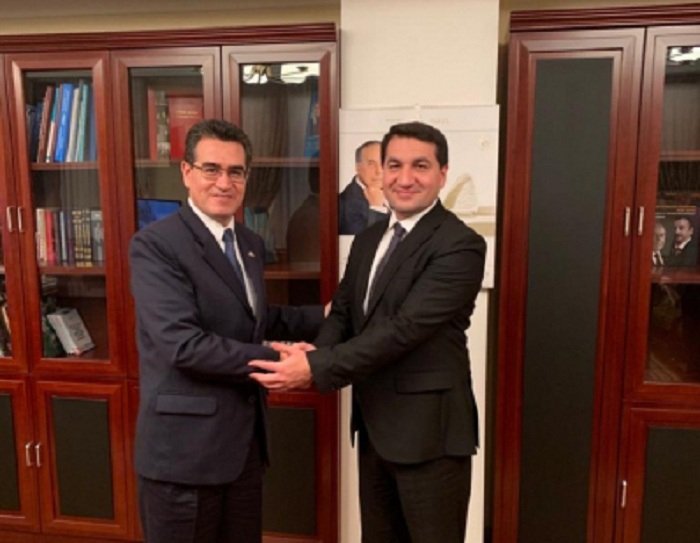   Hikmat Hajiyev mantiene conversaciones con el embajador colombiano  