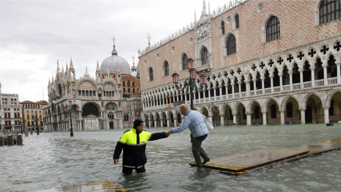 Venecia se inunda por tercera vez en menos de una semana por una marea récord