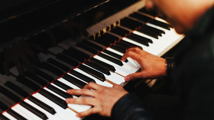 Médicos italianos extirpan un tumor cerebral a un músico mientras tocaba el piano
