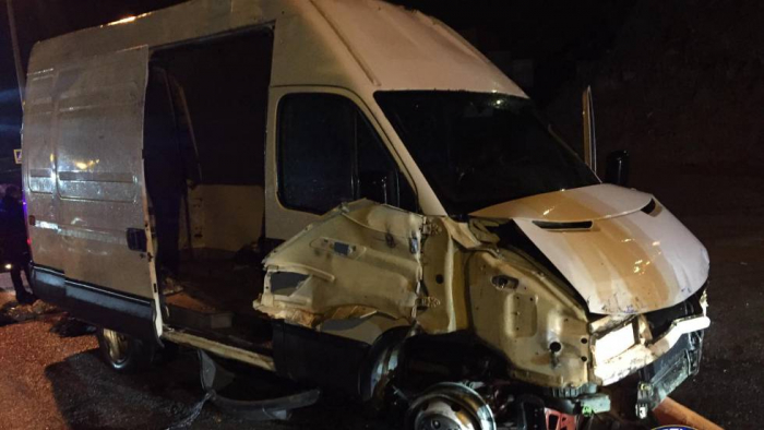 Una furgoneta con 52 inmigrantes irrumpe en Ceuta tras romper la valla