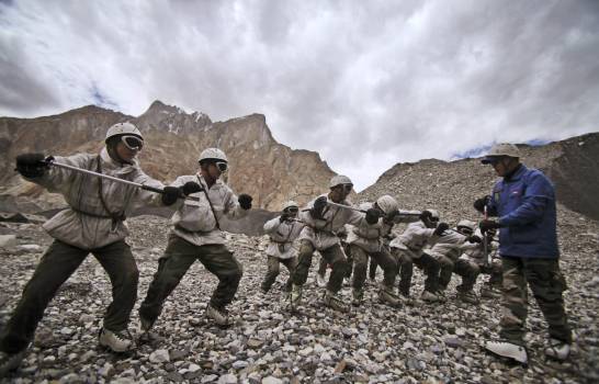   Al menos seis militares indios muertos por una avalancha de nieve en un glaciar en Cachemira  