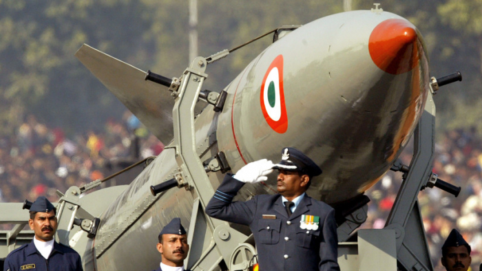 India lanza con éxito dos misiles con capacidad nuclear días tras una prueba similar de Pakistán