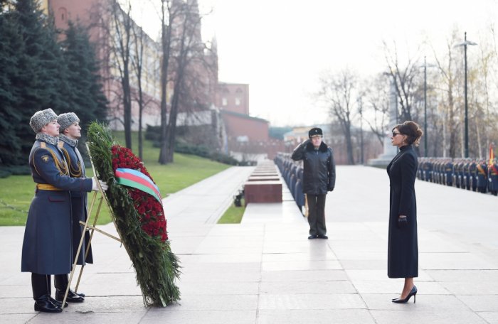  First VP Mehriban Aliyeva visits tomb of unknown soldier in Moscow 