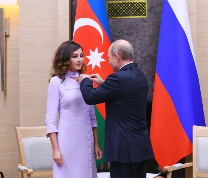   Vladimir Putin entrega la Orden de la Amistad a la Primera vicepresidenta Mehriban Aliyeva  