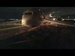     VIDEO  : Un Boeing de Turkish Airlines aterriza de emergencia en Ucrania con un tren de aterrizaje roto  