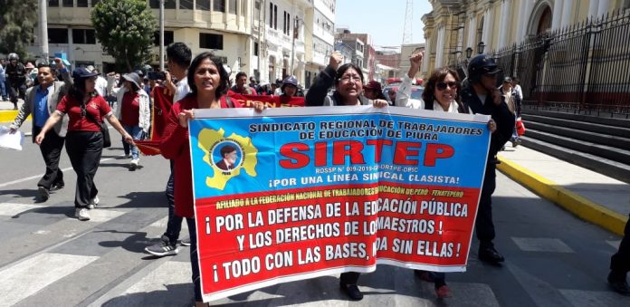  Profesores peruanos protestan para exigir mejoras salariales 