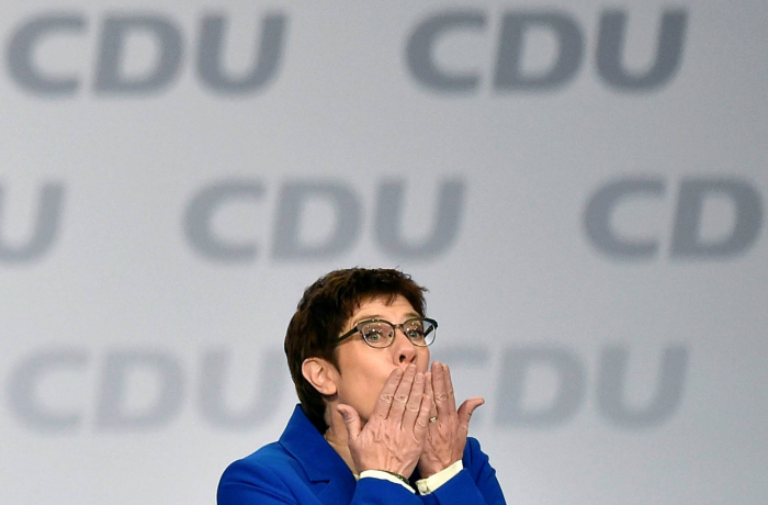 La presidenta de la CDU planta cara a sus críticos en la pugna por la sucesión en el partido de Merkel